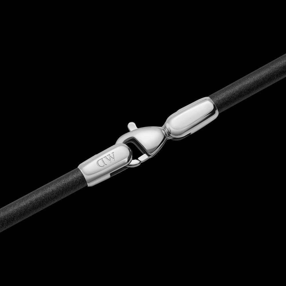 DANIEL WELLINGTON BLACK LEATHER SILVER BRACELET - CLASP CLOSE-UP