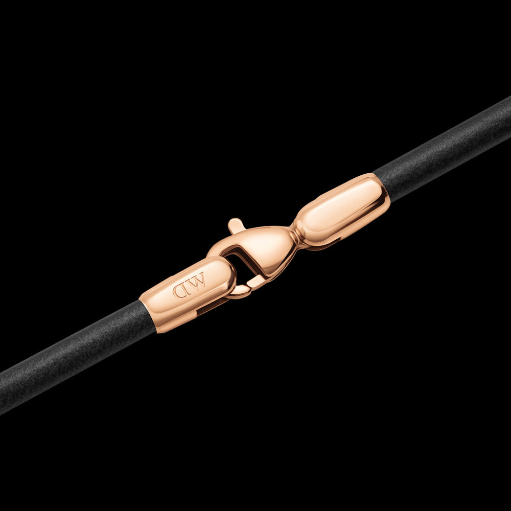 DANIEL WELLINGTON BLACK LEATHER ROSE GOLD BRACELET - CLASP CLOSE-UP