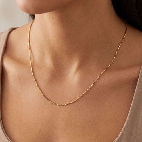 Woman wearing Engelsrufer gold 1.5mm Korean chain necklace.