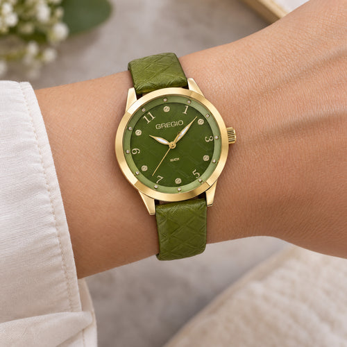 Woman wearing Gregio Porto Grace olive green watch on her wrist.