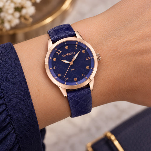 Woman wearing a Gregio Porto Grace purple watch on her wrist.