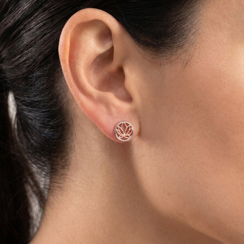 Woman wearing Engelsrufer lotus silver rose gold circle earrings.