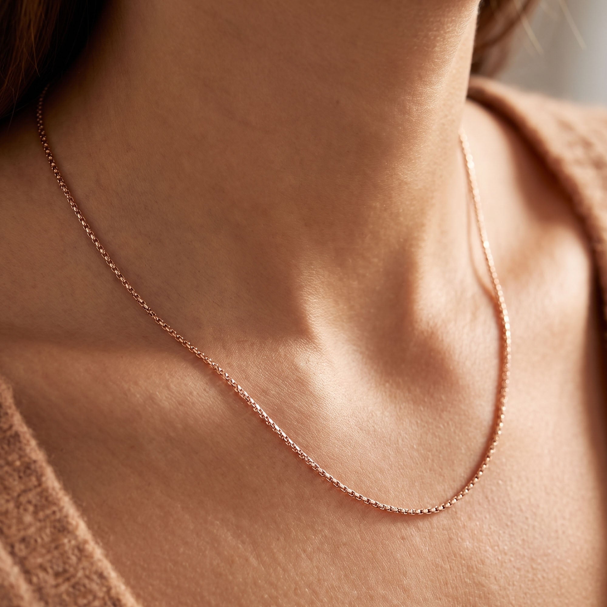 Woman wearing Engelsrufer rose gold 1.5mm Korean chain necklace.