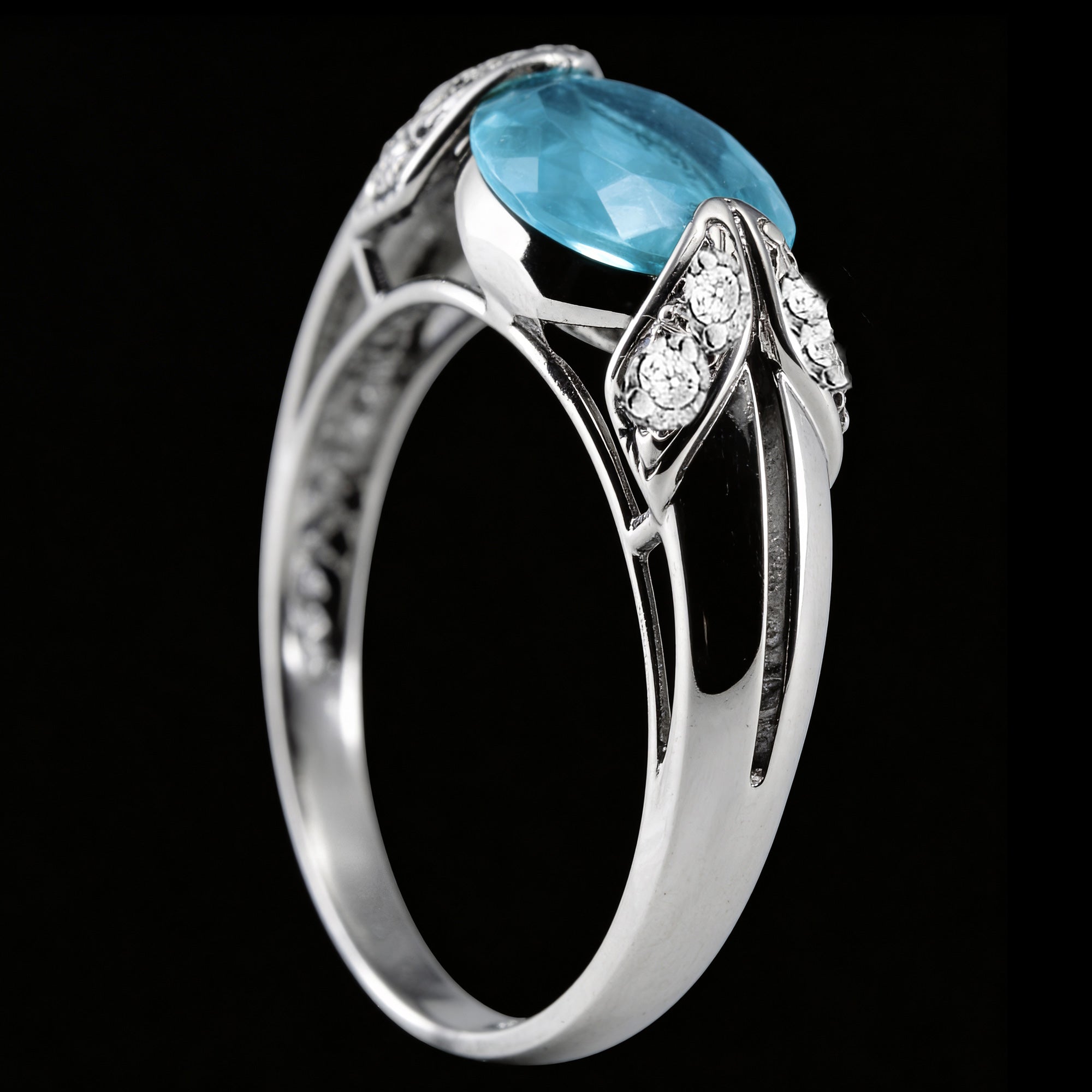 Side view of sterling silver oval cut aquamarine ladies ring.