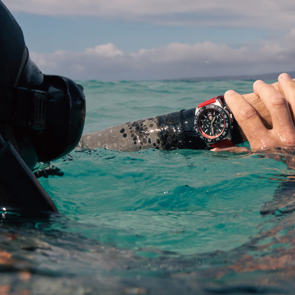 LUMINOX PACIFIC DIVER RED CHRONOGRAPH WATCH 3155 - WRIST VIEW 3