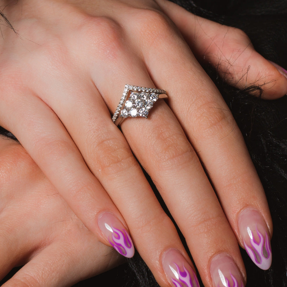 GEORGINI V CHEVRON SILVER RING - HAND MODEL