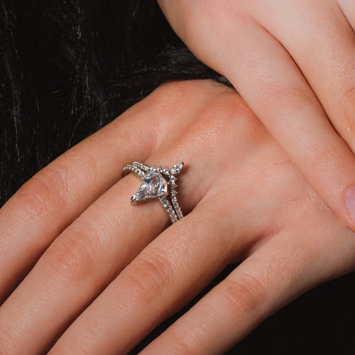 GEORGINI SHIELD RING SILVER - HAND MODEL