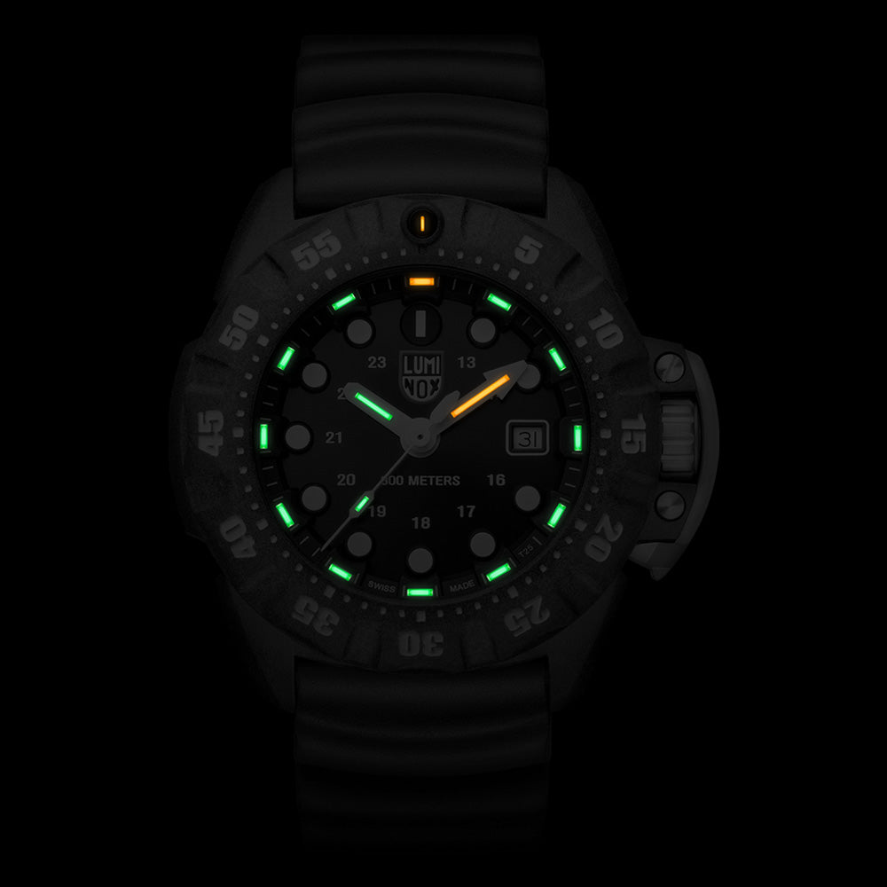 LUMINOX SCOTT CASSELL DEEP DIVE WATCH 1551 - ILLUMINATION VIEW