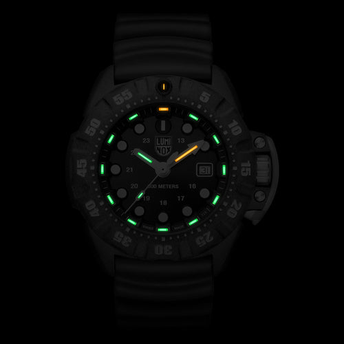 LUMINOX SCOTT CASSELL DEEP DIVE WATCH 1551 - ILLUMINATION VIEW