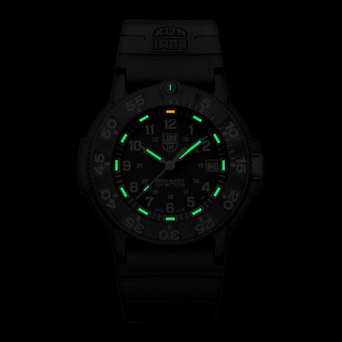 LUMINOX ORIGINAL NAVY SEAL DIVE WATCH 3001 - ILLUMINATION VIEW