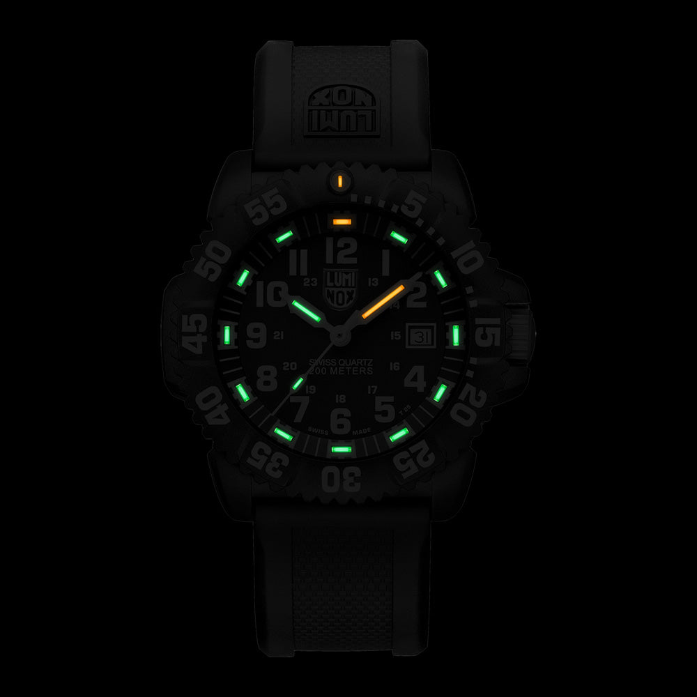 LUMINOX ORIGINAL NAVY SEAL DIVE WATCH 3051 - ILLUMINATION VIEW