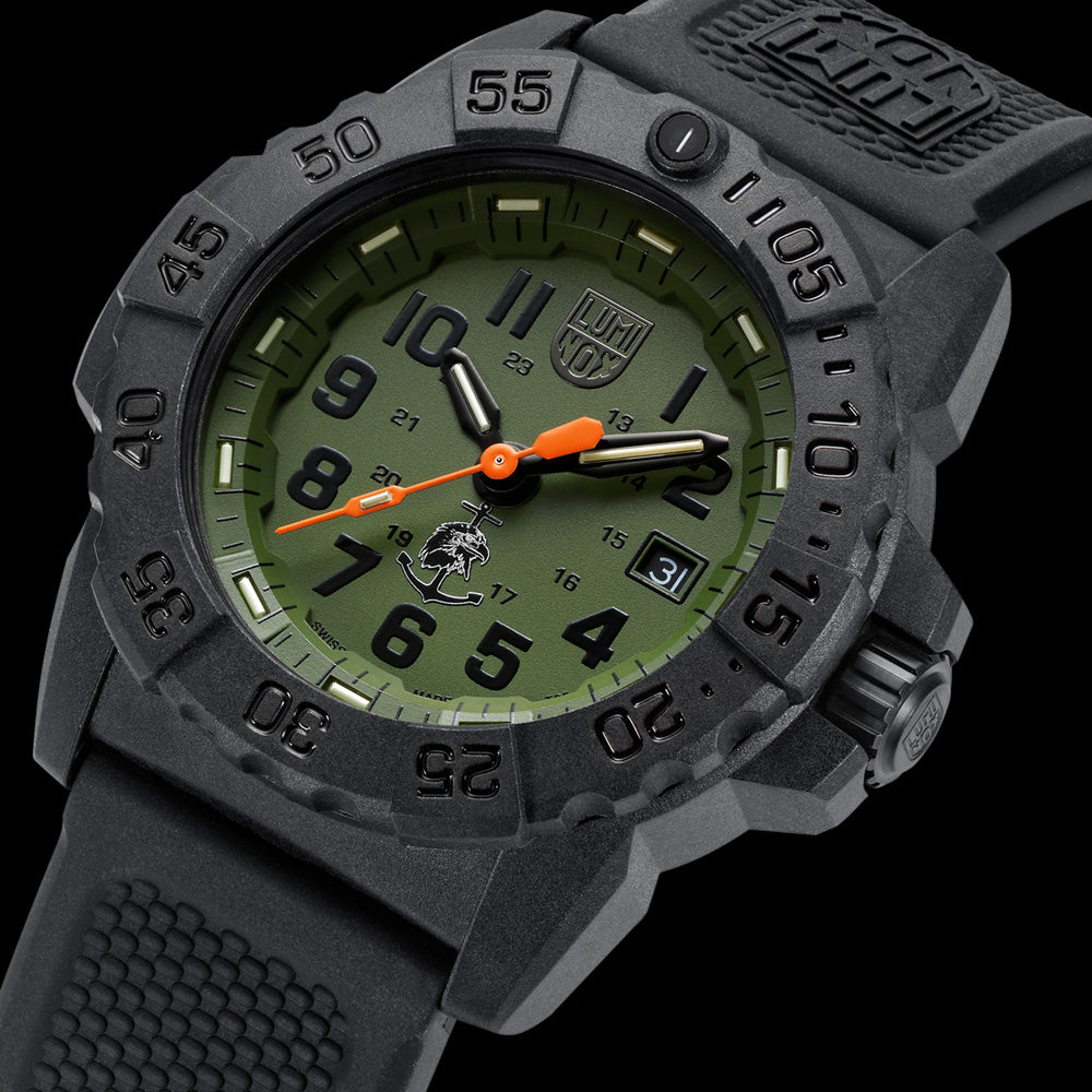 LUMINOX NAVY SEAL DIVE WATCH 3517.NQ.SET - DIAL CLOSE-UP