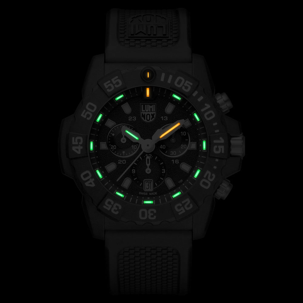 LUMINOX NAVY SEAL CHRONOGRAPH MILITARY DIVE WATCH 3581 - ILLUMINATION VIEW