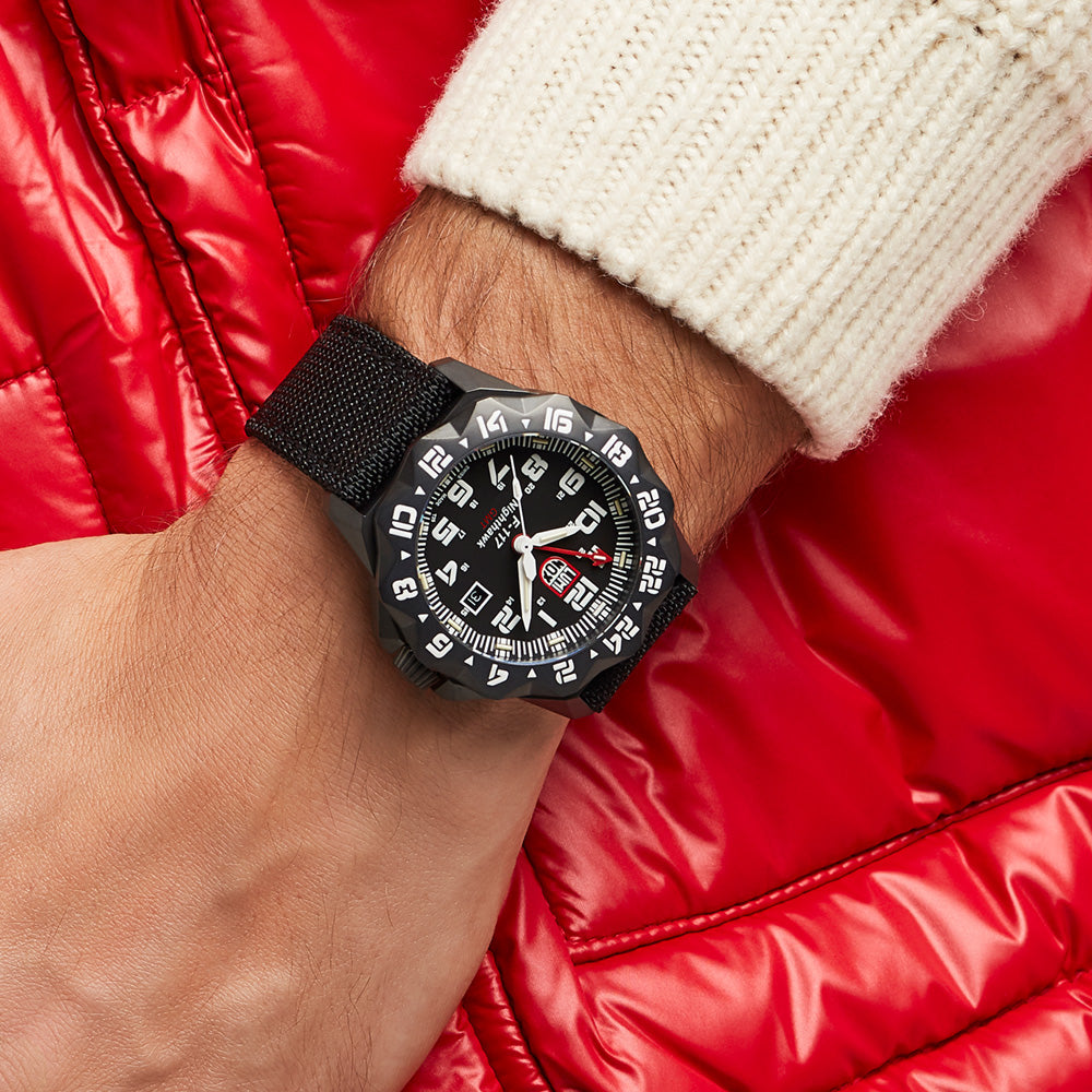 LUMINOX F-117 NIGHTHAWK PILOT WATCH 6421 - WRIST VIEW