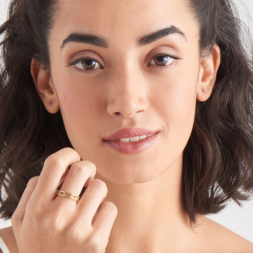 ANIA HAIE MINIMALISM GOLD MODERN BAR RING - MODEL VIEW