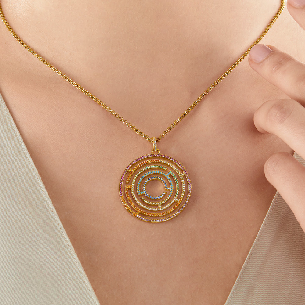 THOMAS SABO GOLD MAZE PENDANT - MODEL VIEW
